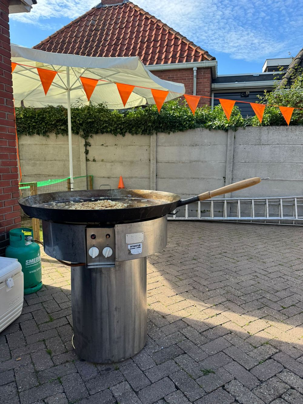 Warme gerechten vers van de bakplaat bij een privéfeestje
