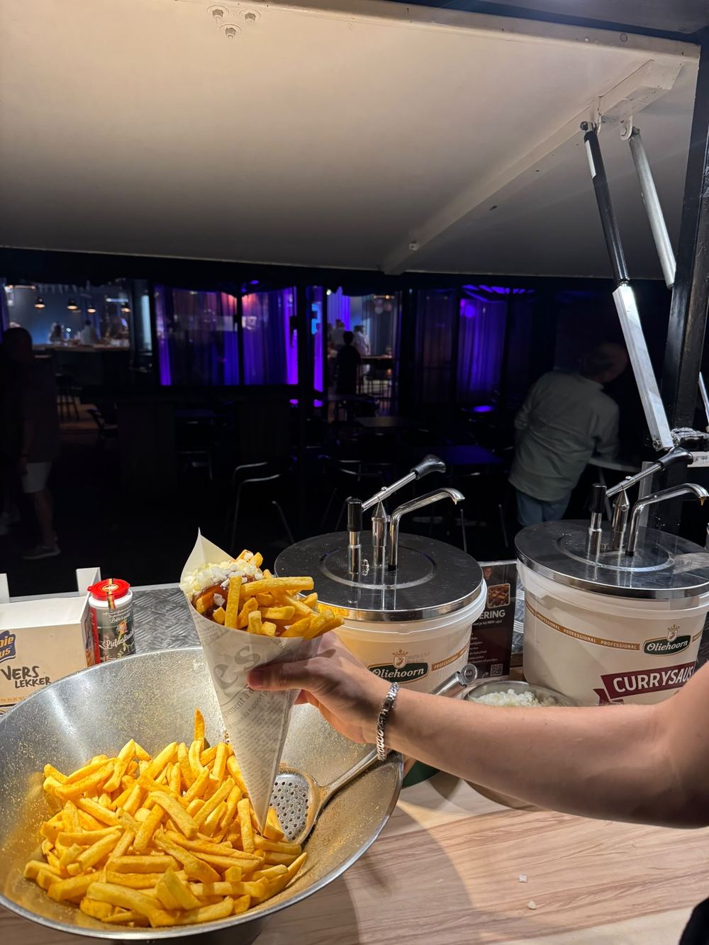 Vers gebakken friet met saus uit de snackwagen