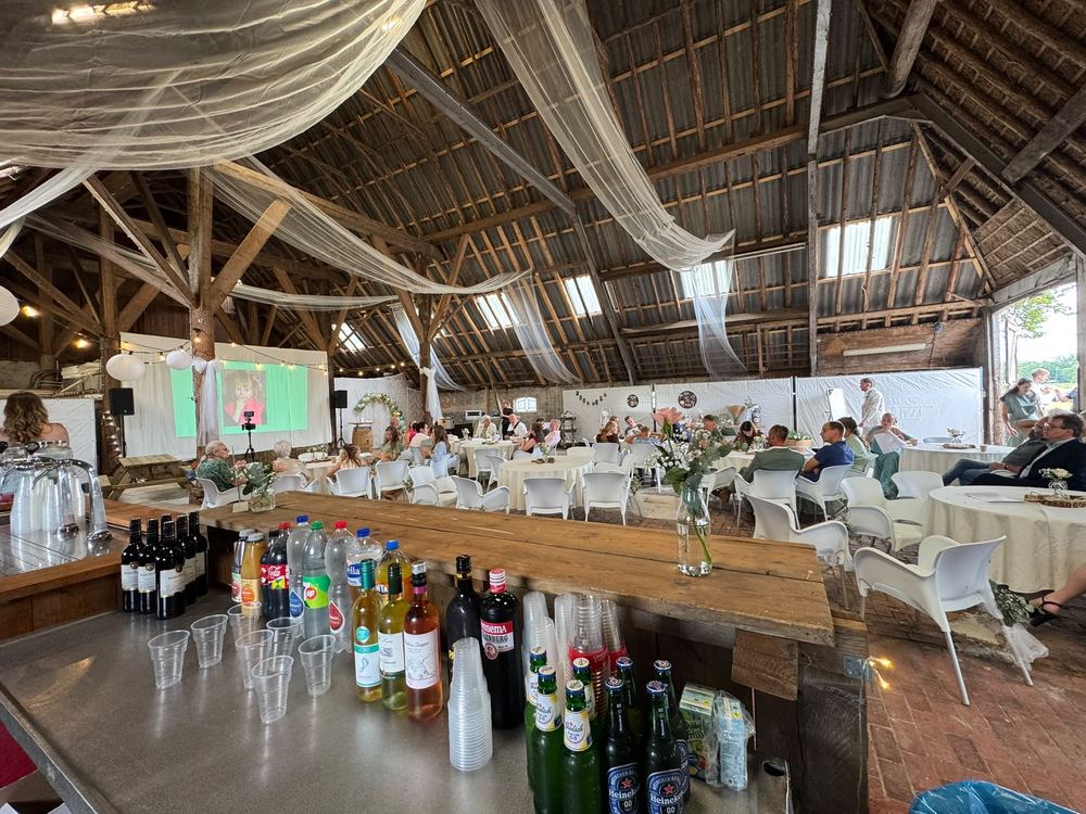 Bruiloftsfeest ingericht door MDV Catering in een schuur